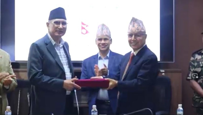 आर्थिक अवस्थाबारे विश्लेषण गर्दै तयार पारेको प्रतिवेदन सरकारलाई हस्तान्तरण